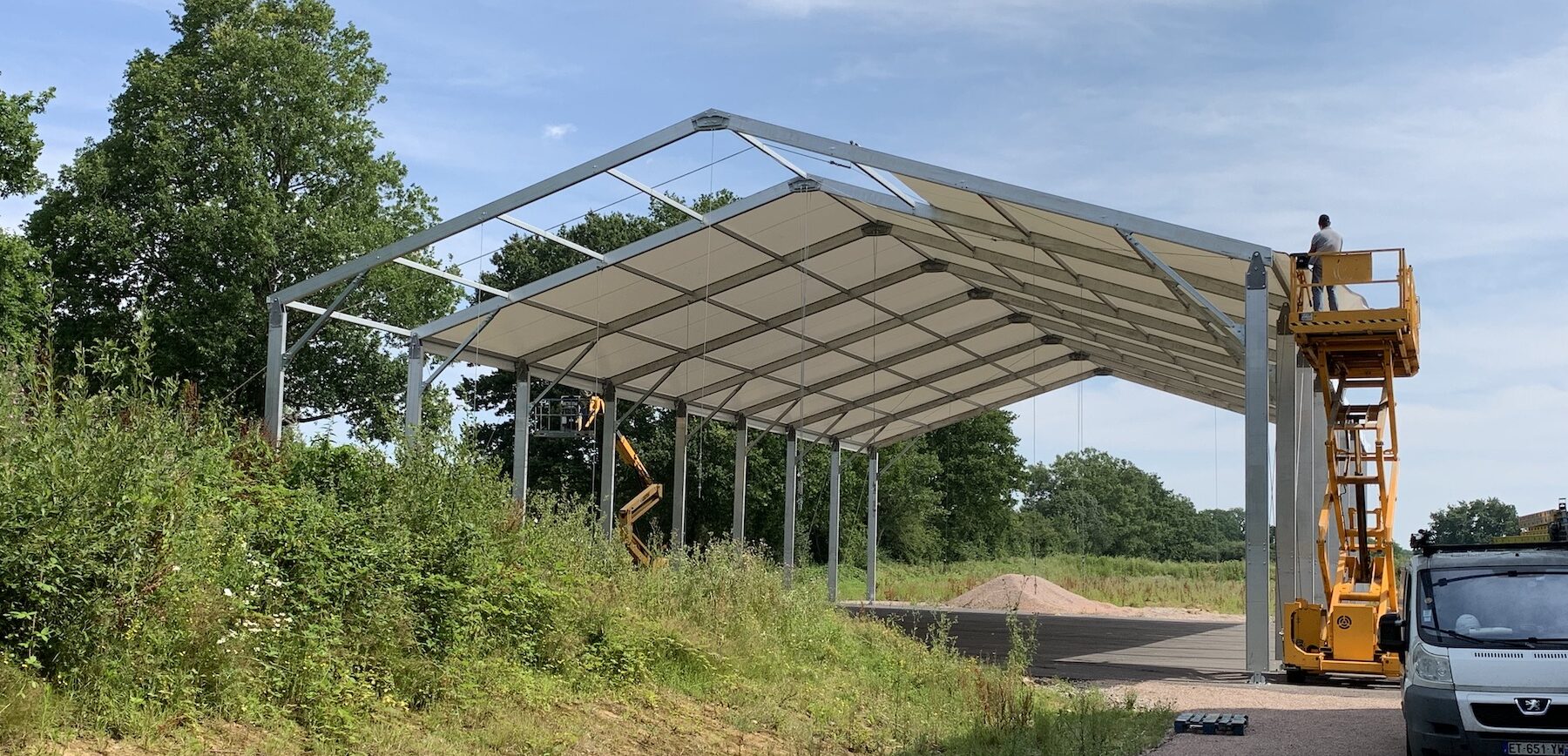 Lauralu temporary canopy for protecting stock in agriculture